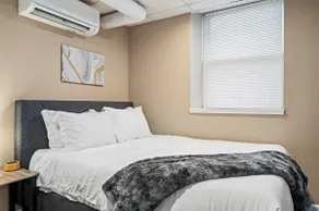 ⚡️Glamorous 2BR 🔥 Sleeps 6 🔥 Secluded & Renovated 🐶 Pet Friendly ⚡️Free Street Parking - Image 3