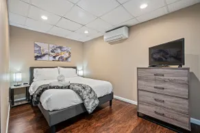 ⚡️Glamorous 2BR 🔥 Sleeps 6 🔥 Secluded & Renovated 🐶 Pet Friendly ⚡️Free Street Parking - Image 2