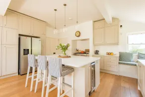 Stylish and spacious coastal retreat with sea views - Image 2
