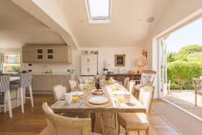Stylish and spacious coastal retreat with sea views - Image 5