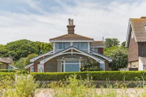 Stylish and spacious coastal retreat with sea views - Image 4
