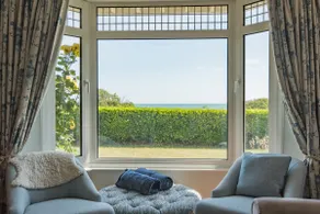 Stylish and spacious coastal retreat with sea views - Image 3