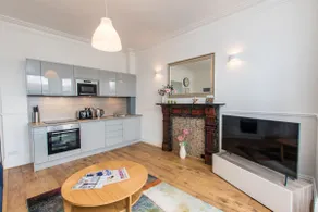 One Bedroom Luxe Apartment - FREE Parking + Wi-Fi - Image 3