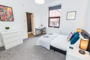 One Bedroom Luxe Apartment - FREE Parking + Wi-Fi - Image 4