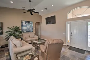 Sun-Soaked Colorado River Haven - Walk to Beaches! - Image 4