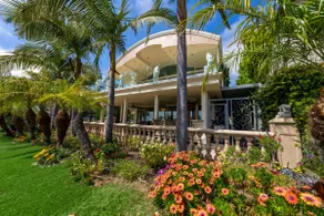 Family Luxurious Waterfront Escape - Image 4