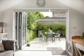 Charming Cottage, Wi-Fi, Parking, Pets Accepted - Image 3