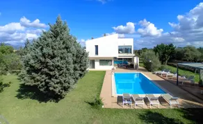 Impressive avant-garde villa for up to 10 people - Image 2