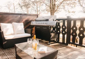 Keer Side Lodge, Luxury lodge with private hot tub at Pine Lake Resort - Image 2
