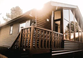 Keer Side Lodge, Luxury lodge with private hot tub at Pine Lake Resort - Image 5