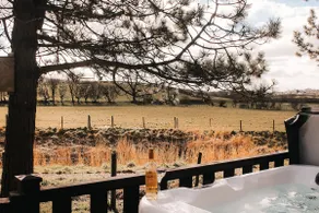 Keer Side Lodge, Luxury lodge with private hot tub at Pine Lake Resort - Image 3