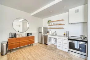 Modern Studio - 1BR/1BA - N Vancouver Area - Image 3
