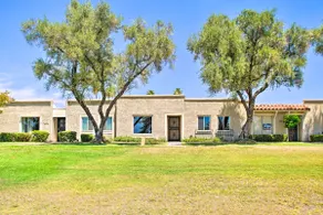 Walk to Trolley & Lake: Sunny Scottsdale Townhome - Image 3