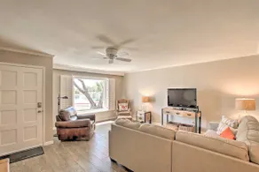 Walk to Trolley & Lake: Sunny Scottsdale Townhome - Image 4