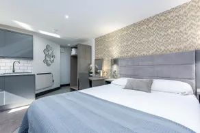 Studio-Private bathroom with shower-View of the - Image 5