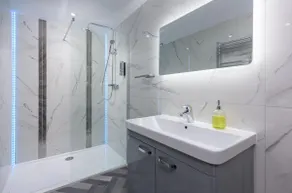 Studio-Private bathroom with shower-View of the - Image 2