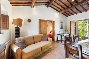 Elegant 2-Bedroom Holiday Home in Tuscan. - Image 2