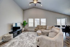 Next to Idaho Center~king bed~5 TVs~Room for all - Image 4