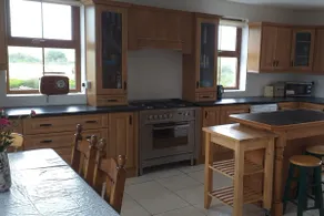 Sleeps6-FamilyFriendly-FreeParking-Garden - Image 3