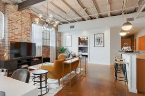 Warehouse District | Stylish Two Bedroom + Laundry - Image 5