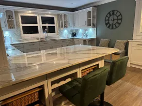 Spacious farmhouse with golf views and hot tub - Image 2