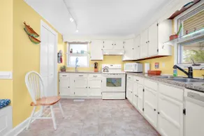 Cozy cottage w/creekside & fire pit, pet-friendly - Image 4
