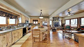 Ravensong Lodge - Image 2