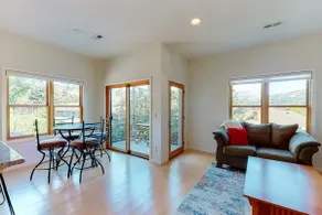Stylish condo with balcony, private washer&dryer, - Image 2