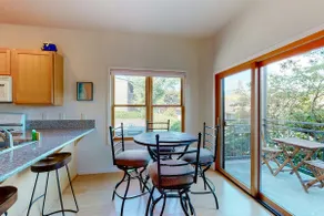 Stylish condo with balcony, private washer&dryer, - Image 5