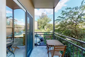 Stylish condo with balcony, private washer&dryer, - Image 4