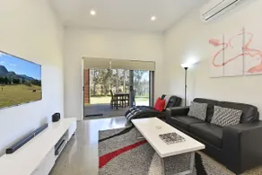 Ironbark Hill Spa Bath Villa 1- Tyrian - Image 4