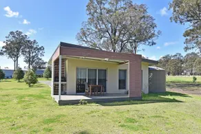 Ironbark Hill Spa Bath Villa 1- Tyrian - Image 3