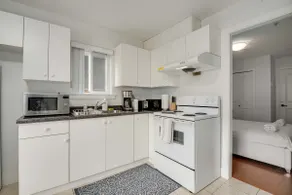 Luxury 1-Bedroom Suite in Vancouver - Image 3