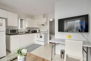 Luxury 1-Bedroom Suite in Vancouver - Image 2
