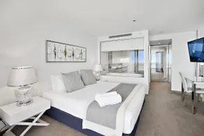 Beachfront Luxury in Soul Surfers Paradise 9th - Image 2