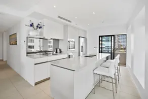 Beachfront Luxury in Soul Surfers Paradise 9th - Image 5