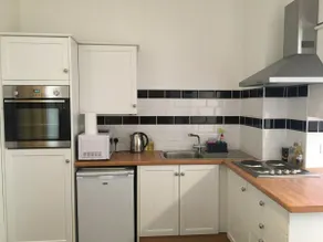 Charming 1-Bedroom Apartment near South Downs - Image 3