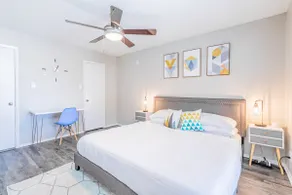 SoCo 1BR suite, king bed, close to Downtown w pool - Image 3