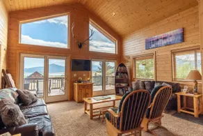 Cozy Henrys Lake Escape - 20 Miles to Yellowstone! - Image 4