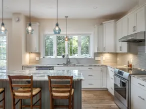 Birch St- Luxury on the Lake - Image 4