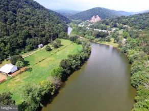 Caretaker's Cottage: 4 BR Pet Friendly River View - Image 2