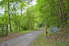 Caretaker's Cottage: 4 BR Pet Friendly River View - Image 3