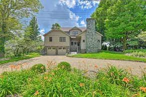 Amazing Historic Home w/ Stunning Mountain Views! - Image 2