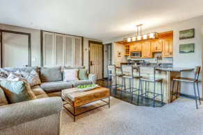 Beautiful Bend home with shared pools & hot tubs & - Image 2