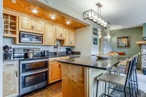 Beautiful Bend home with shared pools & hot tubs & - Image 3