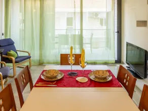 Apartment with terrace and swimming pool 100 m from the beach - Image 3