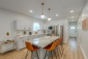 Luxe Home Downtown - Sleeps 6. Off-street parking - Image 2