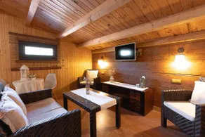 Studio with sloping ceilings - Image 3