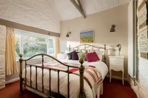 Hot tub, logburner, nr Padstow, couples getaway! - Image 5