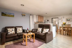 Hot tub, logburner, nr Padstow, couples getaway! - Image 2